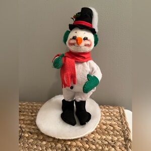 Annalee Dolls 1993 Snowman. 9
Inches tall. Snow on hat.  Made in the USA.